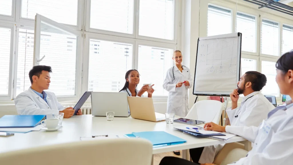 Un grupo de profesionales de la salud en una sala de reuniones hablando sobre tendencias en salud