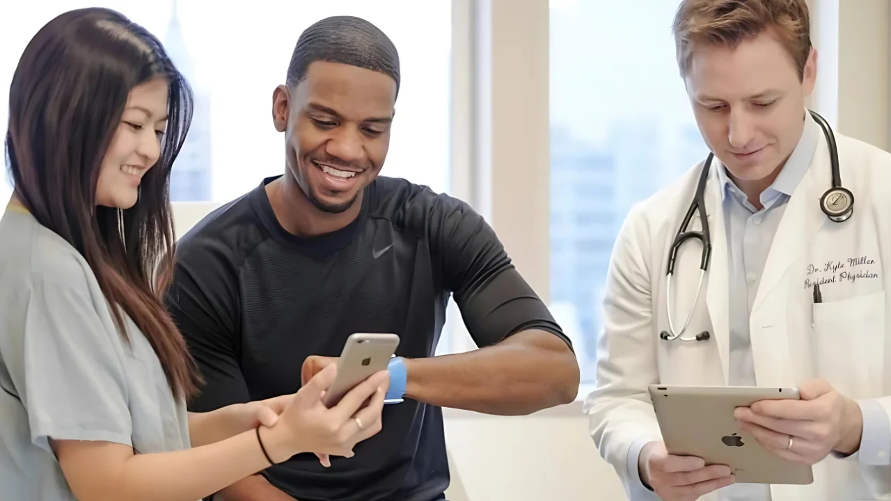 Paciente interactuando con una app de tendencias en salud en su teléfono móvil.